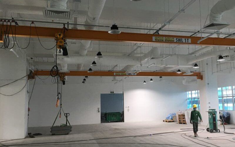 indoor overhead single girder crane in workshop facility
