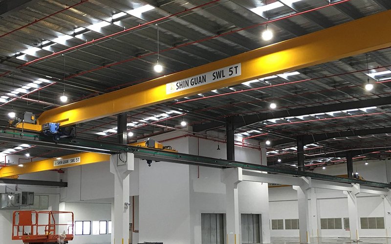 Single girder overhead crane installed inside an industrial warehouse