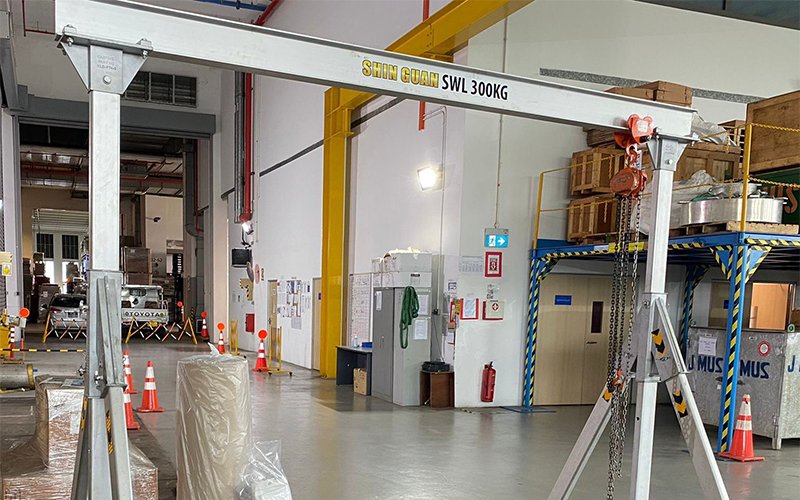 shin-guan-portable-gantry-crane-warehouse.png Portable aluminium gantry crane setup inside a warehouse facility.